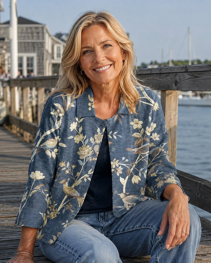 Chemise ouverte à imprimé oiseaux et branches fleuries sur bleu délavé, col pointu