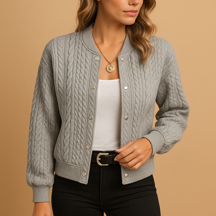 Cardigan gris en maille torsadée avec boutons pression dorés