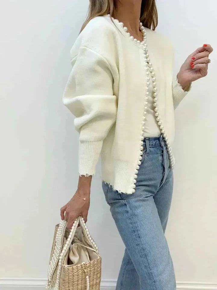 Cardigan ivoire ouvert avec liseré de perles et ourlets effilochés