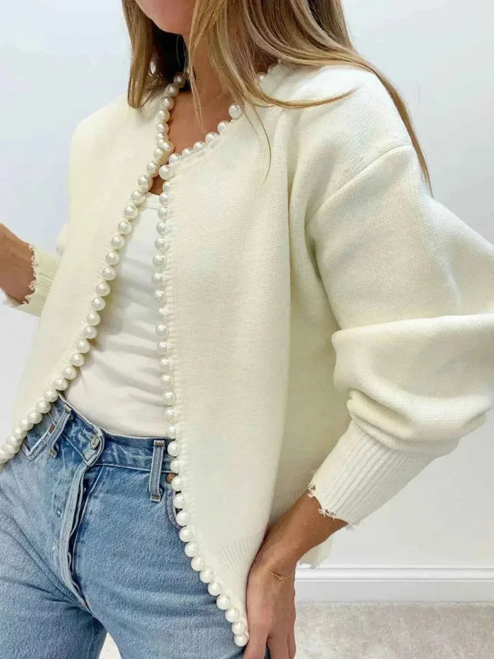 Cardigan ivoire ouvert avec liseré de perles et ourlets effilochés