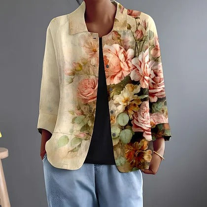 Blouse boutonnée à fleurs peintes abricot et sauge sur fond crème, col pointu